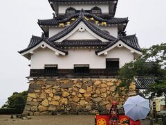 天守内部を見学中に雨が降り始めた。雨足はさほど強くはないものの、傘を差さざるをえない。