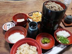 唯一開いていた「井の上」で越前そば三味をいただきます。
天ぷらそば、おろしそば、とろろそばに
炊込み御飯、ごまどうふが付いてきます。
えびの天ぷらがプリプリで美味♪