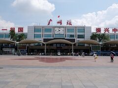 この駅舎は30数年前に訪れた時と外観は同じです。
違っているのは駅前広場に出稼ぎ労働者の群衆が居ないことです。