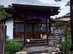 善光寺です。
信州の善光寺とは規模が大きく異なりますが、奥でお茶する施設が有ります。