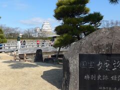 １＜国宝　姫路城　桜門橋＞
新幹線で姫路まで行き、駅前からバスで姫路城へ。
ここは、姫路城の入り口の「桜門橋」。天守閣は遙か彼方。朝からいい運動になりそうだ。