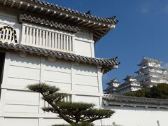 ３＜菱の門＞
この楼門は、三の丸から二の丸へと通じる大手口を固める「菱の門」。
姫路城内でもっとも大きく立派な構えの門で、桃山時代に造られました。火灯窓など窓の装飾が見事！