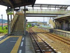 この駅で下車して特急宇和海を見送った後は跨線橋を渡り外へ出ました。