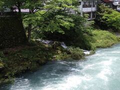 新橋から吉田川を撮影、昨日の雨の為濁流です。

昼過ぎでしたがこの頃一番天気が良かったかも知れません。