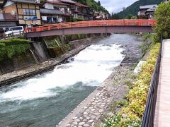 小駄良川です。雨の影響で水量が多いのか元々多いのか。