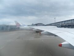 駐機場に着いたのは13:40頃。
定刻から約50分のディレイです。ちょうど桃園空港での離陸順番待ちの時間分だけ遅れたことになります。