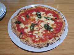 ピッツァは人気NO１のマルゲリータ
生地はもちもち、トマトソースたっぷり
モッツァレラチーズがトロトロで旨い！