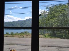 まずは青木湖到着。
腹ごしらえ～と調べてきたカフェが夏季しかやってないことに気付き、おいしいというゼーブリックへ。
ラーメン屋さん&#127836;

入店したときはそんなに混んでなかったけど、そのうちどんどん人が入ってきた！
え、もう1時過ぎなのに！これは期待できる～&#10024;

けど、混雑してきたせいなのか、なかなか料理が来ない～
ラーメンってパッとくるものだと思ってた、固定観念怖い&#128514;