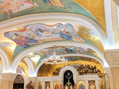 ベオグラードで一番の見所といえば、サヴァ大聖堂！
地上部は改修中でしたが、地下の礼拝堂は鮮やかな壁画やイコンが飾られていて美しかったです。

