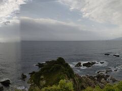 2日めの朝の散歩で「ダグリ岬」から南の海を眺める。「ダグリ」とは関所で荷物を載せ替える”荷駄繰り”→”駄繰り”が由来のれっきとした日本語だとの事だった。
