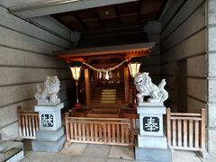 下呂温泉神社ちいさな神社ですが温泉が流れています。
ビルの一角にありました。