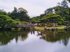 広大な池（魚躍沼）に橋が多く架けられている。