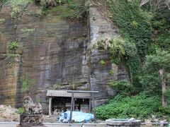 諏訪神社の社殿があったところ
鳥居があります。
後ろは崖です。