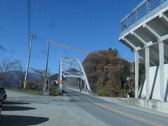 少し進んだ駐車場に車を止めます。