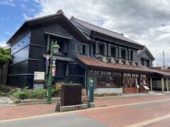 みちをもどり、野口英世青春通りの福西商店。