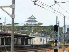 神奈川県・小田原市『小田原城』の写真。

「小田原」駅のホームから左前方に『小田原城』が見えました。