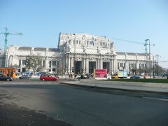 ミラノ中央駅前の大きな広場　　　　    　  
　　　　　　　　　
 　　  

