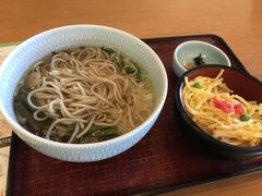 お腹が減ったのでお蕎麦を食べます。