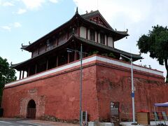 麗譙楼
宿泊施設に荷物を置き、今回本題の用事を急ぎ済ませるべく外出します。
この楼閣ですが、30数年前には病院施設やごみごみした民家の間に鎮座していました。周りの環境もこの楼閣も綺麗に修復されています。
