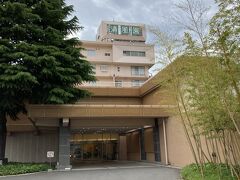 宿泊は清風園。一見昭和っぽい建物で大丈夫かなって思いましたが中すごくきれいにリノベされていて、居心地よいホテルです。