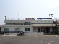 筒城浜海水浴場のすぐ隣にある壱岐空港に来ました。
壱岐空港は長崎空港から朝と夕方の1日2便の定期便が就航していて、所要時間は30分です。