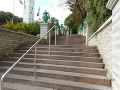 リュートゥリ通りを南下し、自由広場に来ました。マイヤーの階段です。独立戦争の勝利の柱の東の階段です。