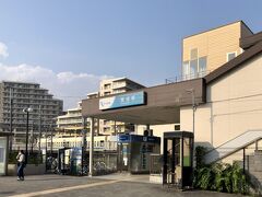 旅の起点は小田急小田原線の開成駅

と、いつもの書き出しですが、本日は徒歩１００％の旅。なので改札内の駅名標ではなく、西口ロータリーの写真なのです。
