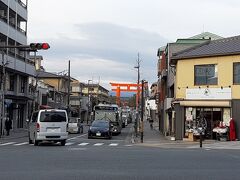 奥に見えているのは平安神宮の大鳥居です。