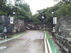 中堀の外側から京橋口を見る。ここも桝形虎口になっている。
京橋口は内堀と中堀に囲まれた「第二郭（重臣の屋敷があった）」と中堀の外側を結んでいる。