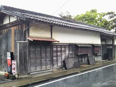 駅へ戻る途中最後に立ち寄ったのが旧鈴木屋敷長屋門。市指定文化財。非公開である。
棟束に文久2（1862）年の墨書があり、幕末の建物である。彦根藩の中級武家屋敷の典型をなす長屋門として貴重であるとのこと。