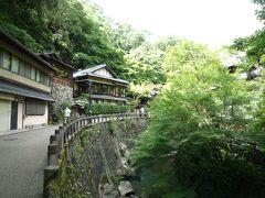 向こうに見えるのは音羽山荘です、

大正モダン建築の粋を結集した老舗高級旅館で今も現役で、恐れ多くて庶民は利用出来ませんね？…。
