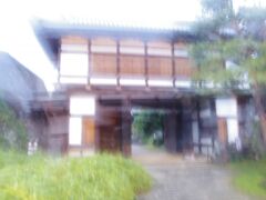 小諸城大手門です。先ほどは新幹線が在来線の下にあり驚きましたが、この小諸城は、城が城下町より低い位置にあったそうで、日本で唯一らしいです。