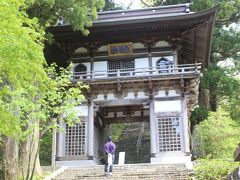 レンタカーを駐車場に停めて参道を登って行くと大山寺です。
ここはまあ普通のお寺。