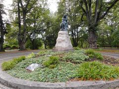 ガバナーズ・ガーデン（トームペア城の南の庭）から南隣のリンダマエ公園のリンダ像を見に行きます。日本のガイドブックでは「リンダの泉」と紹介されています。