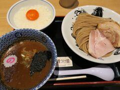 元日の朝はご飯ものを食べたくなるのですが、改札内以外あまりお店は営業していません。そこで、改札内に出店しているつけ麺の有名店「松戸富田麺業」さんでつけ麺と卵かけご飯をいただくことにしました。