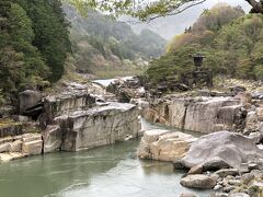 四角い形に削られた岩が、何とも不思議です。