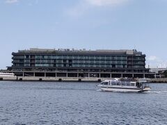 シーバス　みなとみらい乗り場から
向かいにはハンマーヘッドにあるインターコンチネンタル横浜Pier8が見えます。
