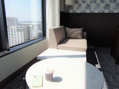 ＜フォーポイントバイシェラトン＞

お部屋に戻って食後のコーヒー。
空港を見ながら、しばらくゆっくりしました。

お休みをいただけたこと、旅行ができたことに感謝☆彡