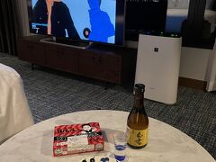 ＜フォーポイントバイシェラトン＞

なんとホテル１階のショップに日本酒が売っていました。
常滑市澤田酒造の「白老」！買えて良かった！

手羽先＆日本酒360mlで
ご当地グルメでひとり二次会スタート♪

世界の山ちゃんの手羽先は通常５本セット。
お店の方が最後に１本残っているからと６本にしてくれました。
嬉しい！ありがとうございました。