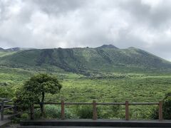 反対側は、もちろん三原山です。
山頂までかなり距離がありそうに見えますが、片道45分とのこと。
