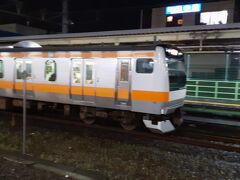 最初はE233系ばかりです。
拝島駅2番線。