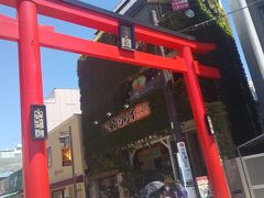 鎌倉駅から小町通りに向かう。
赤い鳥居がお出迎え。