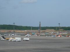 成田空港の展望デッキからの成田空港の状況です。

成田闘争の影響もあるのでしょうか。

未だに工事が続いています。