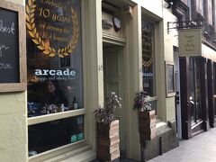 Arcade Bar Haggis & Whiskey Houseへ。かわいくて入りやすそうなお店。スコットランド名物のハギスに挑戦してみよう。