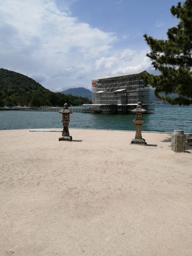 大きな鳥居は工事中。。。