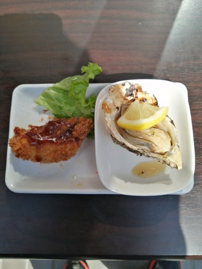 山から降りてカキフライと焼き牡蠣のセット、とりあえず食っておいた。