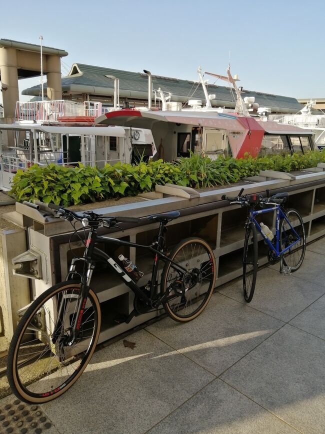 後ろの青いのが俺の自転車です、ジオスってメーカーでブルーの色が有名～、前に置いてあるのはGTってメーカーのマウンテンバイクでタイヤをスリックに変えた～一緒に行った会社の奴です。