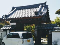 自性寺は奥平藩歴代の菩提寺。藩祖信昌公が三河新城にいた時、金剛山万松寺と称して創建。その後いく度か藩の転封に従い移り、享保2（1717）年6代藩主昌成公の時、中津に転封※。延享2（1745）年、自性寺と改称する。
※奥平氏が中津を領有したのは1717年～1869年（廃藩）。