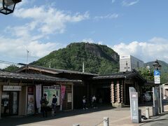 岩殿山を背にした大月駅

【今回の山旅の行程】
初日：あずさで大月、各駅に乗り換え笹子
　　　下山後笹子から大月、レンタカーを借りて都留市の宿へ
2日目：クルマで大峠、下山後再び昨夜の宿へ(入浴)
　　　大月駅でクルマを返却、あずさで帰京