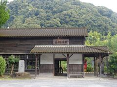 鹿児島市街へ戻る前に、妙見温泉近くの【嘉例川駅】に立ち寄ります。
鹿児島県内最古の駅舎であり、山間の集落にぽつんと佇む無人の木造駅舎に歴史の長さを感じます。 